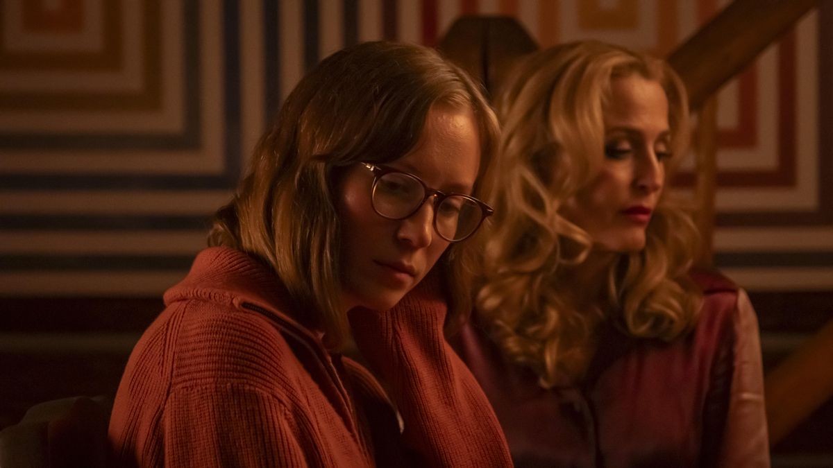 Hannah Einbinder y Gillian Anderson, directora y final girl en 'Campamento Miasma'