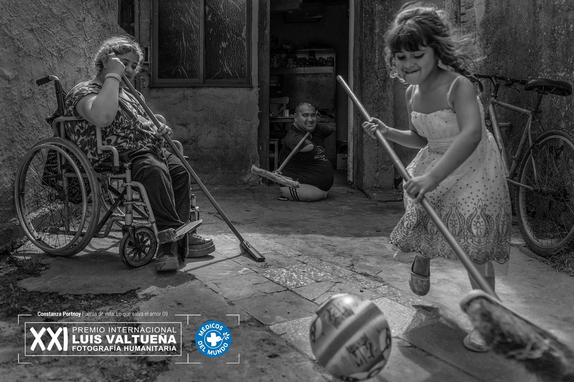 Jorge y su compañera de vida Verónica se enamoraron hace ocho años. Acompañan todos los juegos infantiles de su hija, Ángeles. Piensan que el tiempo de juego y la implicación de ellos en estas actividades es muy importante para el crecimiento de Ángeles. Foto: Constanza Portnoy: Fuerza de Vida, lo que salva el amor. Primera finalista.  J