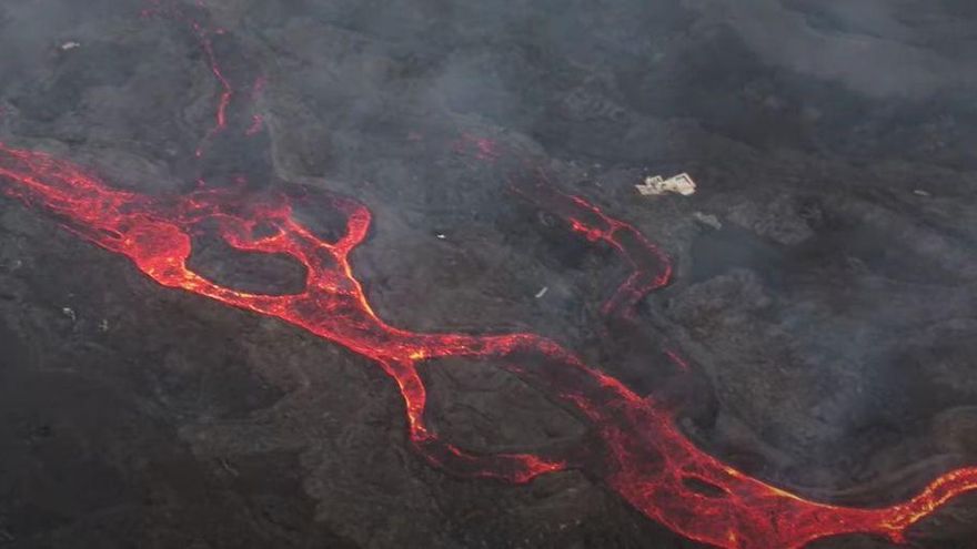 VÍDEO | Once minutos de vuelo sobre la lava del volcán de La Palma este martes