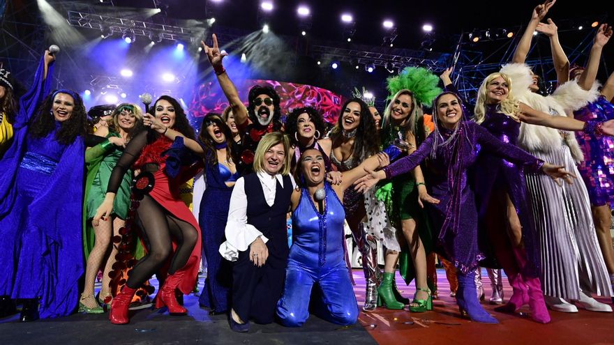 Danza Las Palmas se han hecho con la victoria en la categoría grupal de disfraces con la fantasía 'I Love NYC, la ciudad que nunca para de bailar' diseñada por Mingo Ruano.