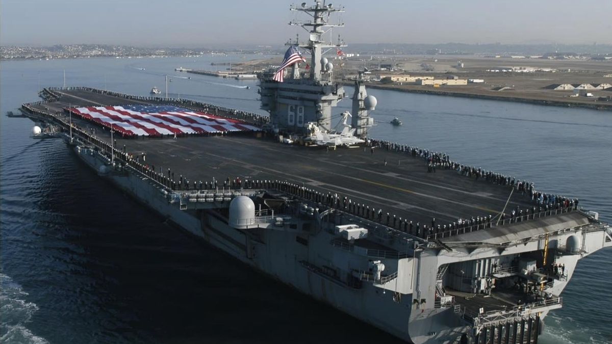 Milei se sube a un portaaviones nuclear de EE.UU. que hace ejercicios navales en aguas argentinas