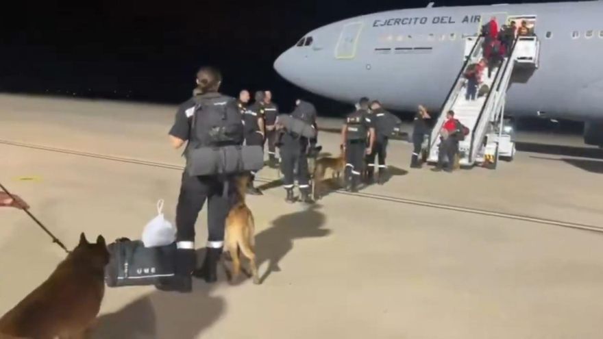 Despega el avión de Defensa con efectivos de la UME en dirección a Venezuela para apoyar en las labores de rescate
