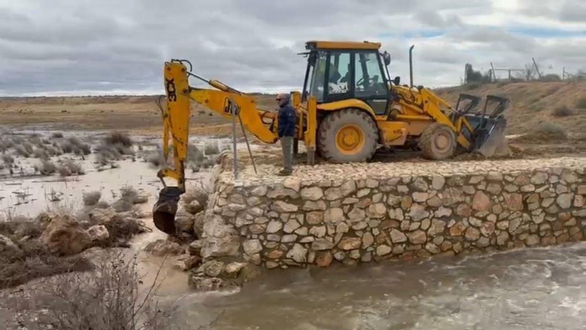 El Ayuntamiento de Albacete envía maquinaria pesada a La Herrera y La Lobera para evitar inundaciones