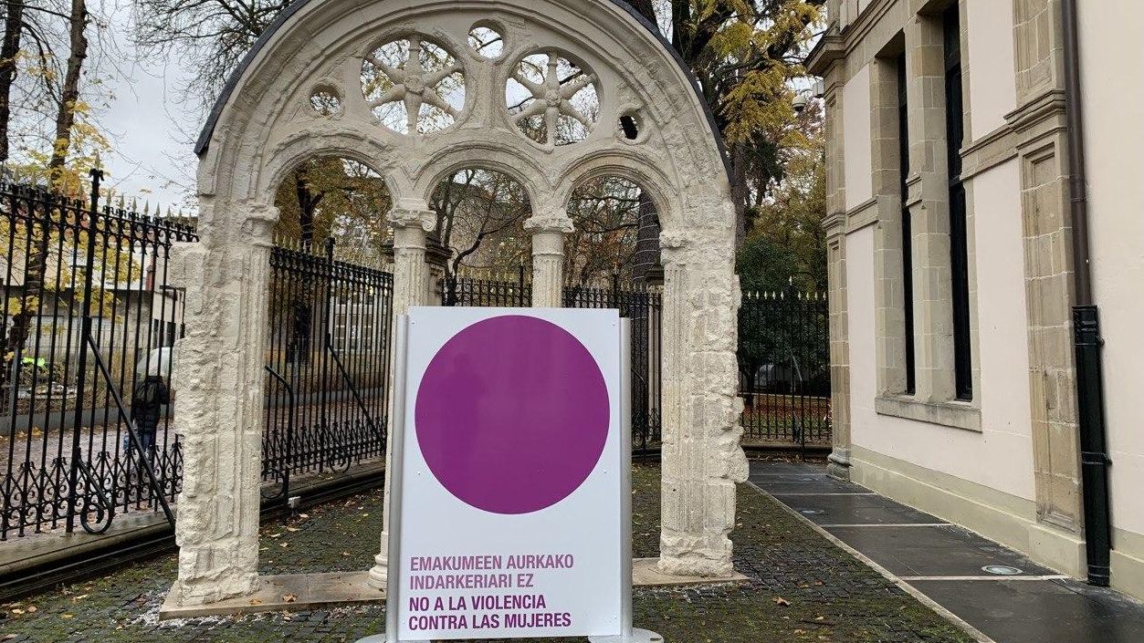 Cartel de "No a la violencia contra las mujeres" en el Parlamento Vasco