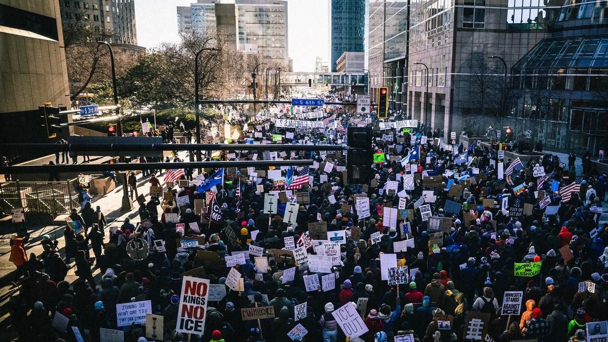 Miles de personas cantan frente a los hoteles en los que se hospeda el ICE en Minnesota: "Está bien cambiar de opinión, dejad esto y uníos"