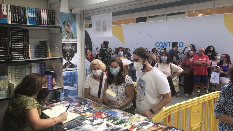 Victoria Álvarez firma ejemplares de sus novelas en la caseta de la editorial Nocturna.