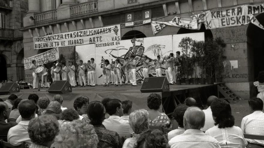Una fanfarria, en las fiestas de 1986, en la plaza de la Constitución