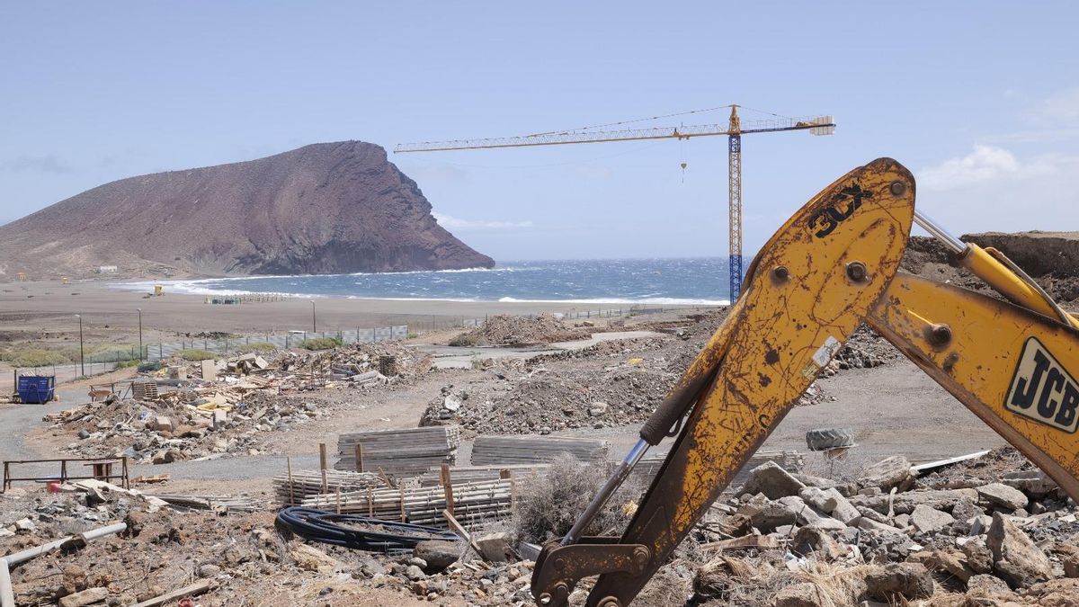 Un informe revela una crisis del litoral sin precedentes: Canarias pierde un kilómetro de costa cada tres meses