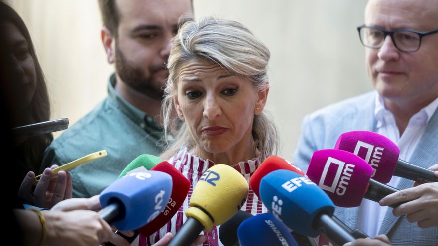 La vicepresidenta segunda del Gobierno y ministra de Trabajo y Economía Social, Yolanda Díaz, atiende a los medios de comunicación durante la LXXXVI Conferencia Sectorial de Empleo y Asuntos Laborales, a 20 de mayo de 2025, en Madrid (España).