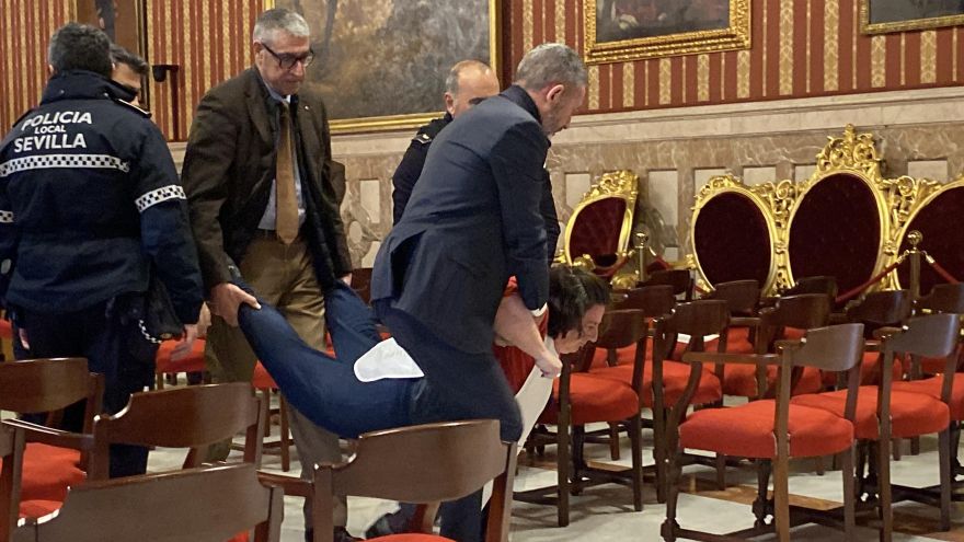 Ángeles Casares, desalojada en volandas del pleno del Ayuntamiento de Sevilla: "Cada vez se permite menos la protesta"
