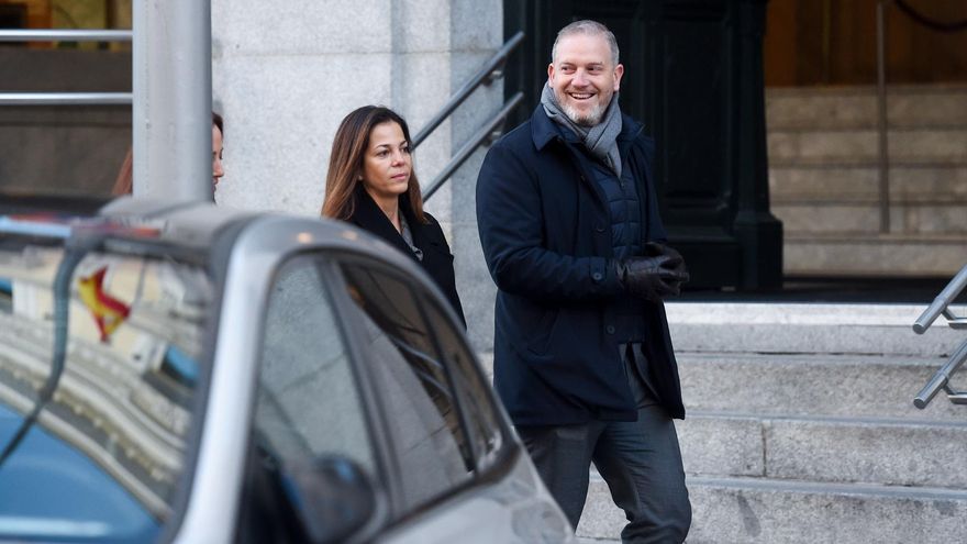 Nora Junco y Diego Solier abandonan el Tribunal Supremo tras declarar contra Alvise por acoso.