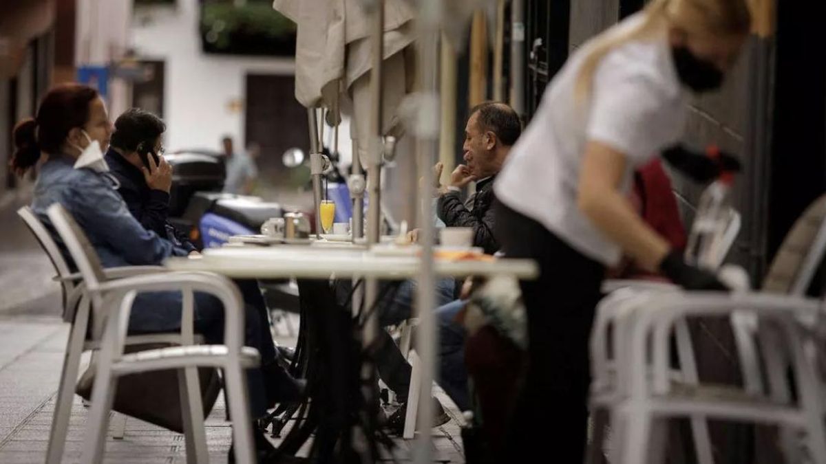 Camarera en  una terraza.  Efe / Ramón de la Rocha