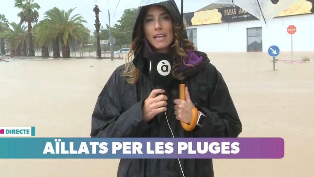 Una periodista de À Punt, con el agua por los tobillos el día 29 de octubre