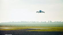 Uno de los drones repartidores de Amazon surcando el cielo
