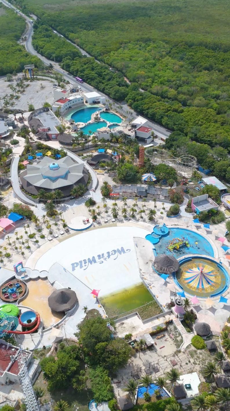 El Ventura Park fuera de operaciones. Al fondo de la imagen, las albercas de Dolphin Discovery, donde se encuentran los delfines en cautiverio. Foto: cortesía Empty the Tanks México