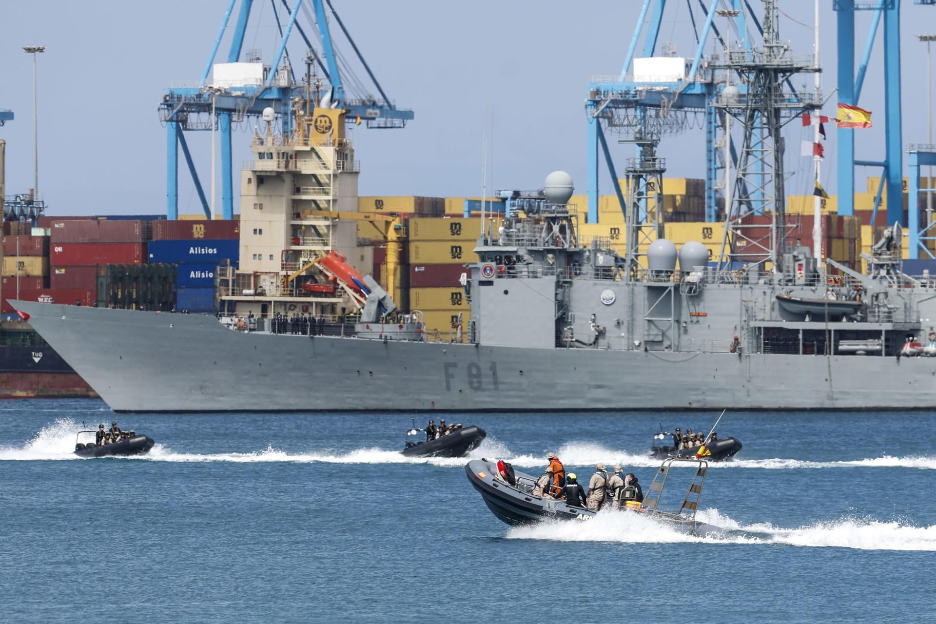 Revista naval, desfile aéreo y exhibición dinámica en Las Palmas de Gran Canaria por el Día de las Fuerzas Armadas.