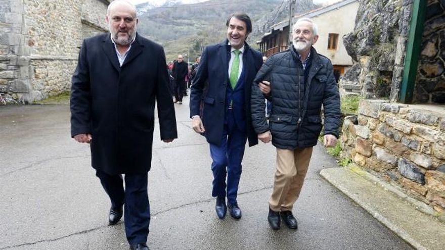 Carlos S. Campillo / ICAL El consejero de Fomento y Medio Ambiente, Juan Carlos Suárez-Quiñones, inaugura en Salamón el ecomuseo. Junto a él, el alcalde de Crémenes, Angel Miguel Alonso y el vicepresidente de la Diputación, Matías Llorente