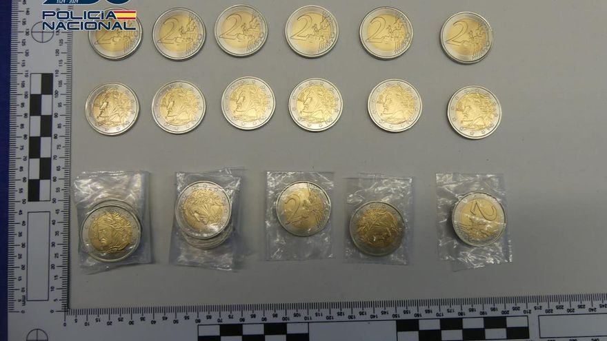 La Policía detiene a dos menores que cambiaron diez monedas de dos euros falsas en un quiosco de Logroño