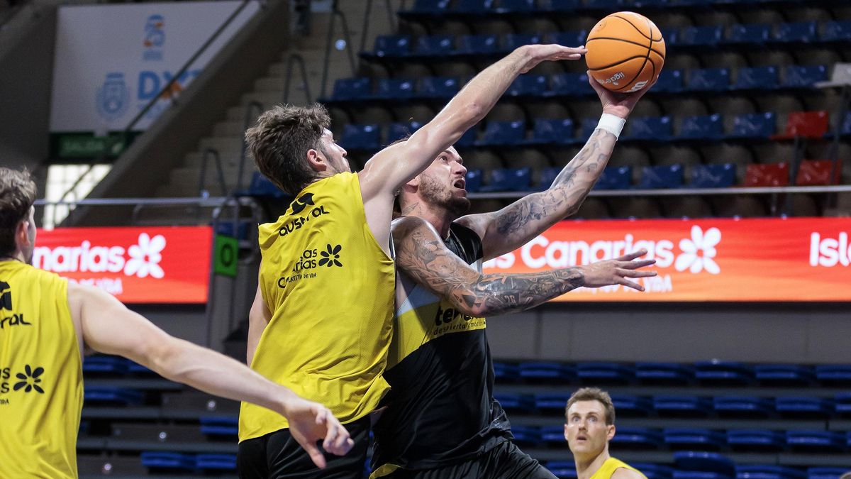 Entrenamiento de La Laguna Tenerife en el Santiago Martín