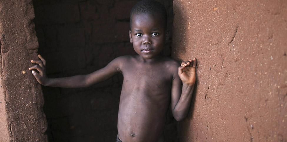 Gift tiene 5 años y vive en Malaui. Uno de cada nueve niños muere antes de cumplir cinco años en África subsahariana. La diarrea, la malaria y la neumonía causan más de la mitad de las muertes infantiles en esta parte del mundo. En 2011, casi siete millones de niños menores murieron en el mundo, la mayor parte de enfermedades prevenibles. (Graeme Robertson/ActionAid)