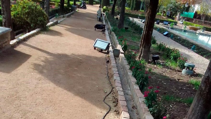 Piden a la promotora del espectáculo del Alcázar que despeje los jardines de cables y focos