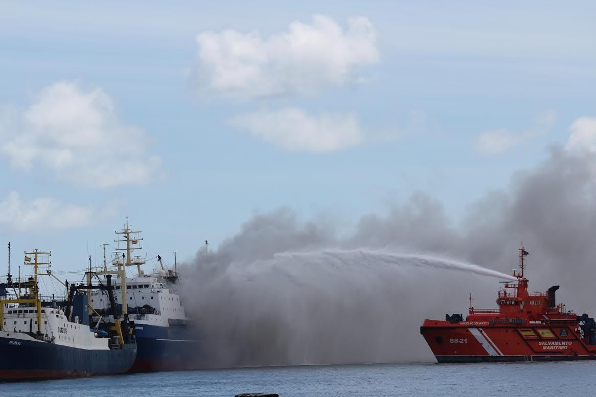 Incendio de un pesquero en el Muelle Reina Sofía. (CIRENIA VICO)