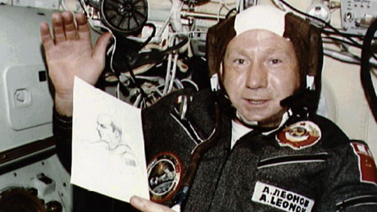 La cápsula cayó lejos de cualquier base y los ocupantes pasaron la noche con frío extremo hasta que un equipo llegó con esquís y recursos básicos