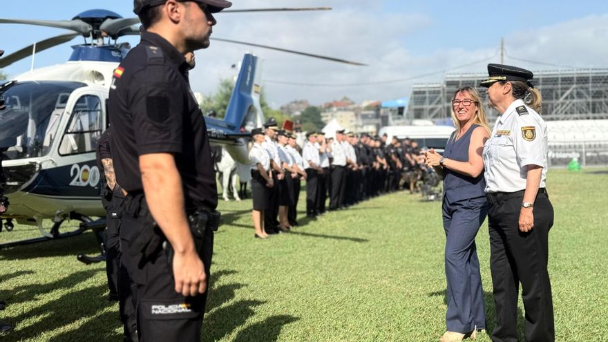 La delegada del Gobierno en Cantabria, Eugenia Gómez de Diego, y la jefa superior de la Policía Nacional, Carmen Martínez, presentan el dispositivo especial de verano del Cuerpo