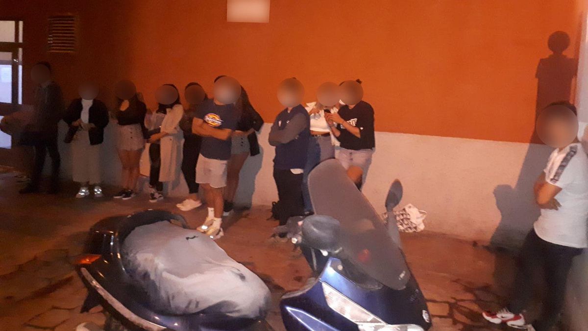Momento del desalojo de la azotea con una fiesta con más de 20 personas en Las Palmas de Gran Canaria