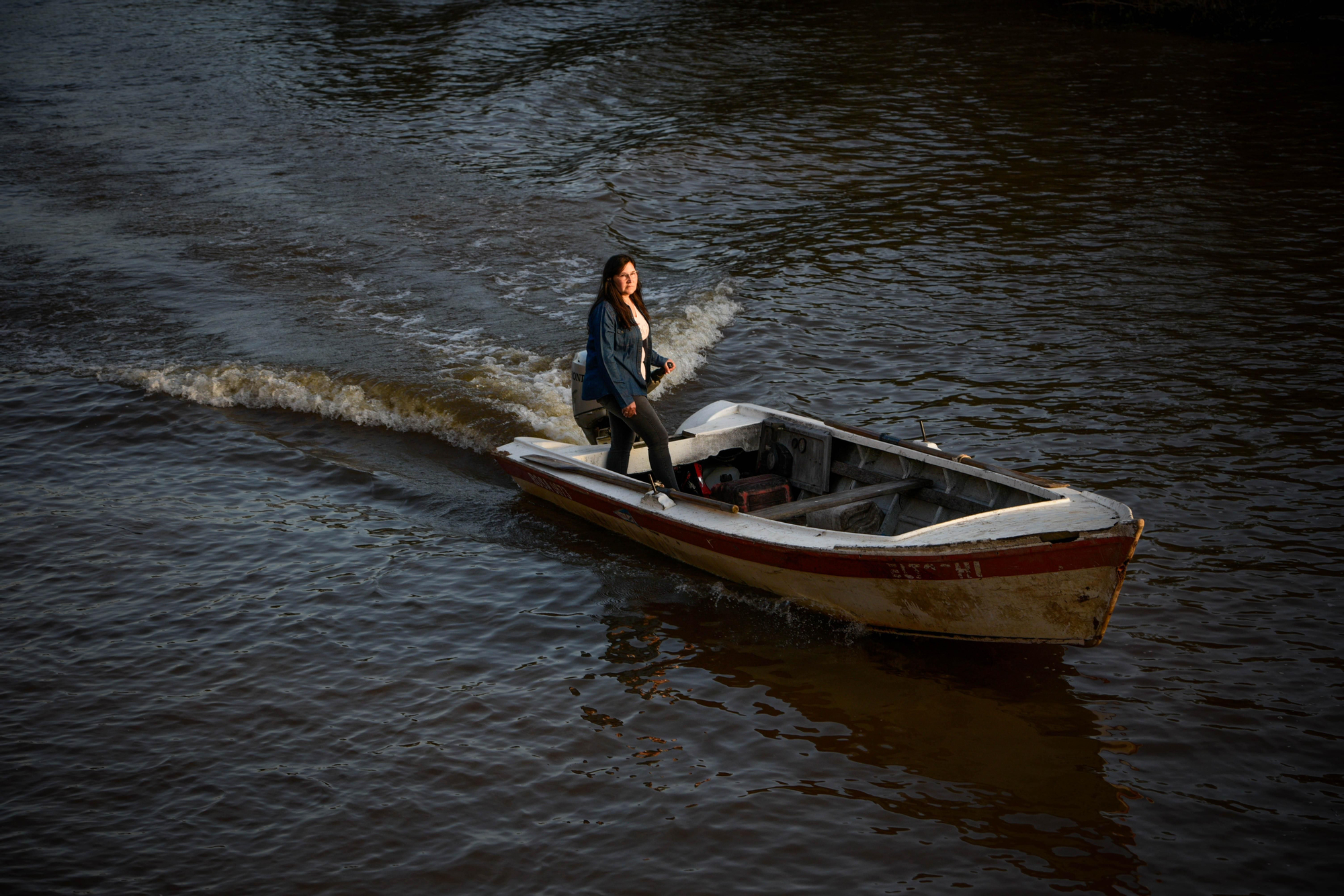Paola disfruta navegar por el río Paraná. Conoce cada curva, cada creciente y cada peligro de ese río que la vió nacer. Pero no cambiaría su vida rodeada de agua por nada. Porque también conoce su generosidad