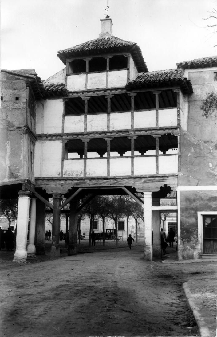 Arco de acceso a la Plaza Mayor de Tembleque (Toledo). S.f. Fondo Rodríguez. AHP  Toledo