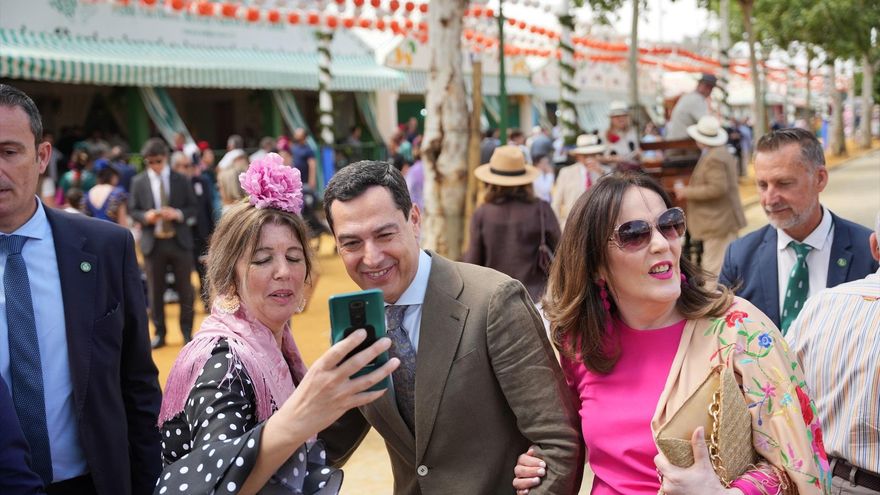 Juanma Moreno no sabe bailar sevillanas, pero baila con todos: demoscopia de la Feria de Sevilla