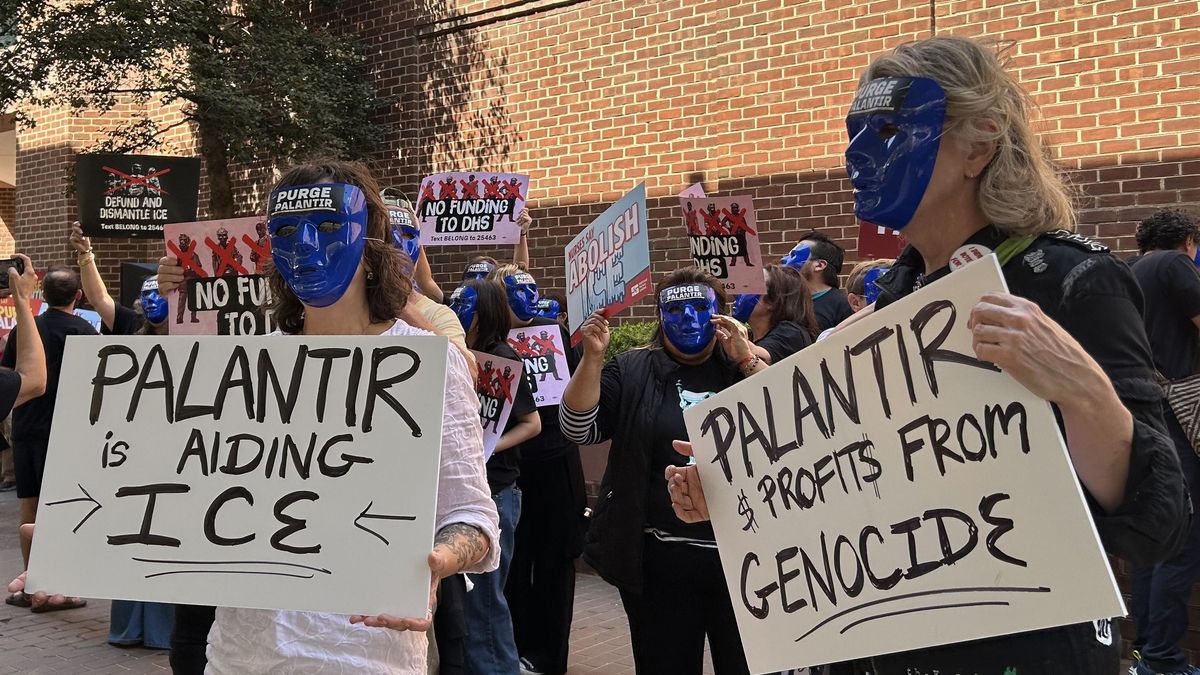 Activistas y miembros de la comunidad inmigrante en Estados Unidos se manifiestan contra la empresa tecnológica Palantir el 1 de abril de 2026, en Washington (Estados Unidos). EFE/Leonor Trinidad