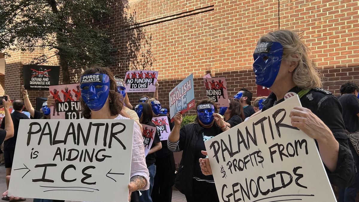 Activistas y miembros de la comunidad inmigrante se manifiestan contra la empresa tecnológica Palantir en Washington.