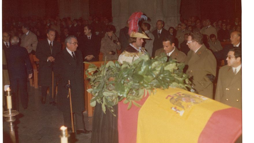 Fotografías a todo color en Vitoria y quejas al obispo Setién en Donostia: así fue el luto por Franco en Euskadi