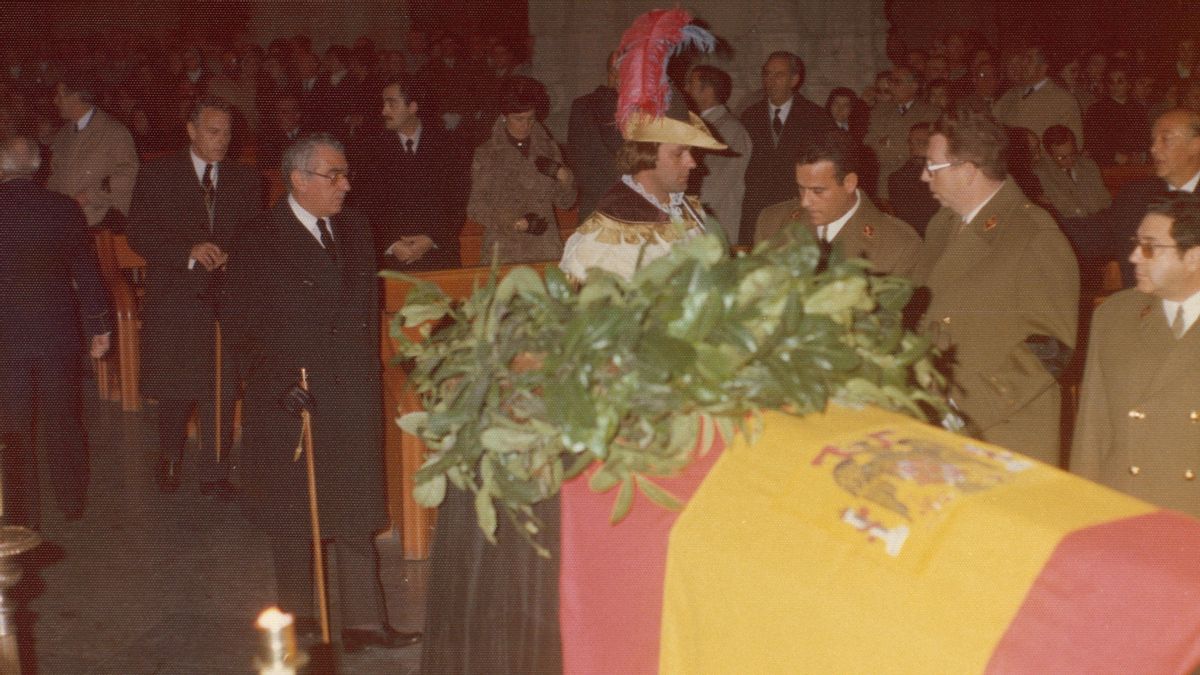 Fotografías a todo color en Vitoria y quejas al obispo Setién en Donostia: así fue el luto por Franco en Euskadi