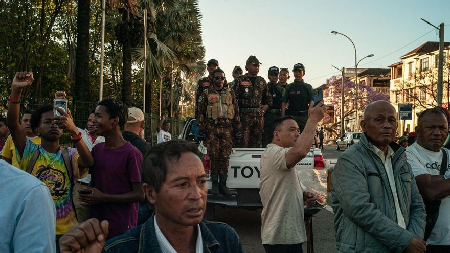 Una unidad militar anuncia la toma del poder en Madagascar tras la huida del presidente asediado por las protestas