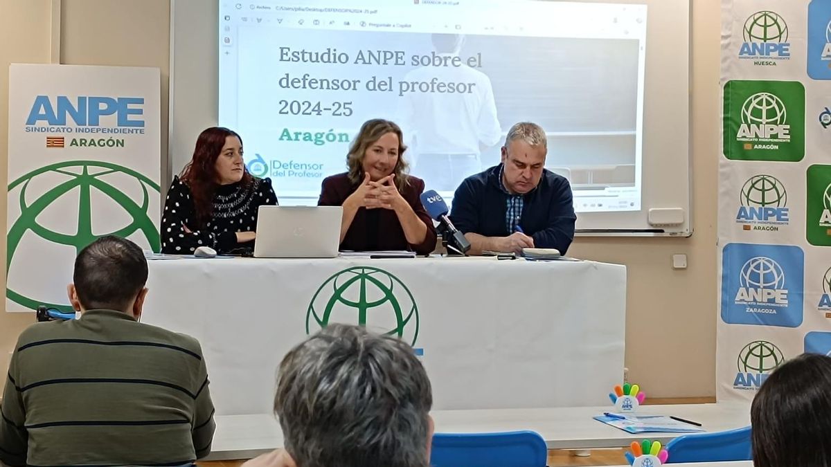 Teresa Hernández, en el centro, en la presentación del estudio del Defensor del Profesor en Aragón.