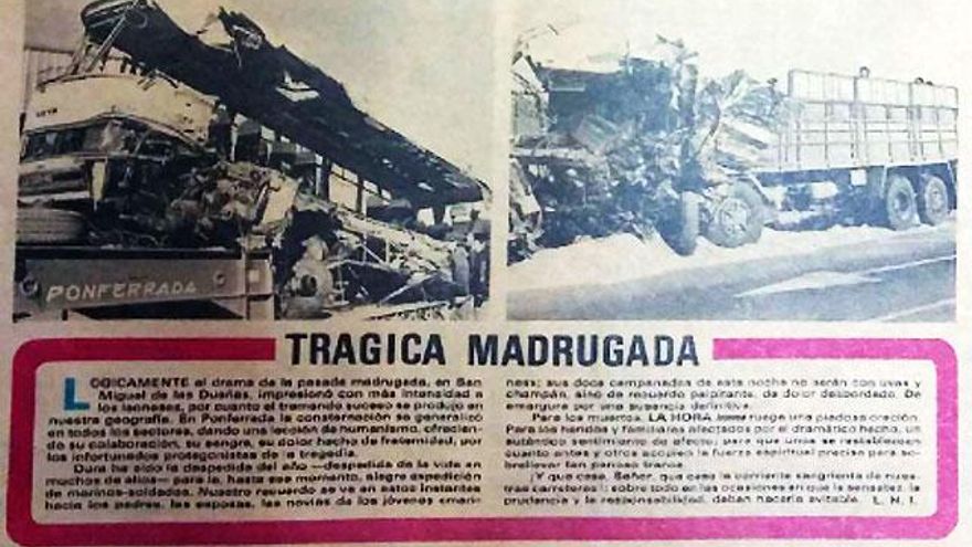 El autobús partido a la mitad a la izquierda y el camión con la cabina destrozada, a la derecha; en el faldón de la portada de La Hora Leonesa. El desaparecido periódico leonés rogaba "una piadosa oración para los muertos".