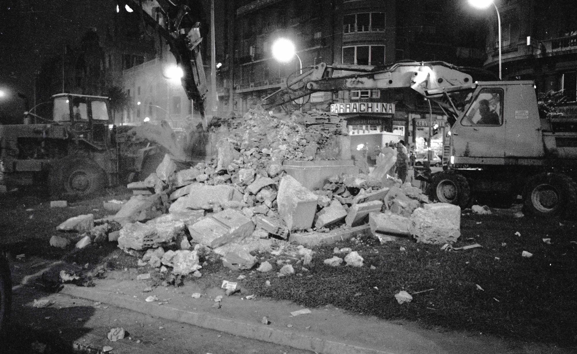 Las máquinas destruyeron el pedestal de la estatua de Franco una noche después de la retirada