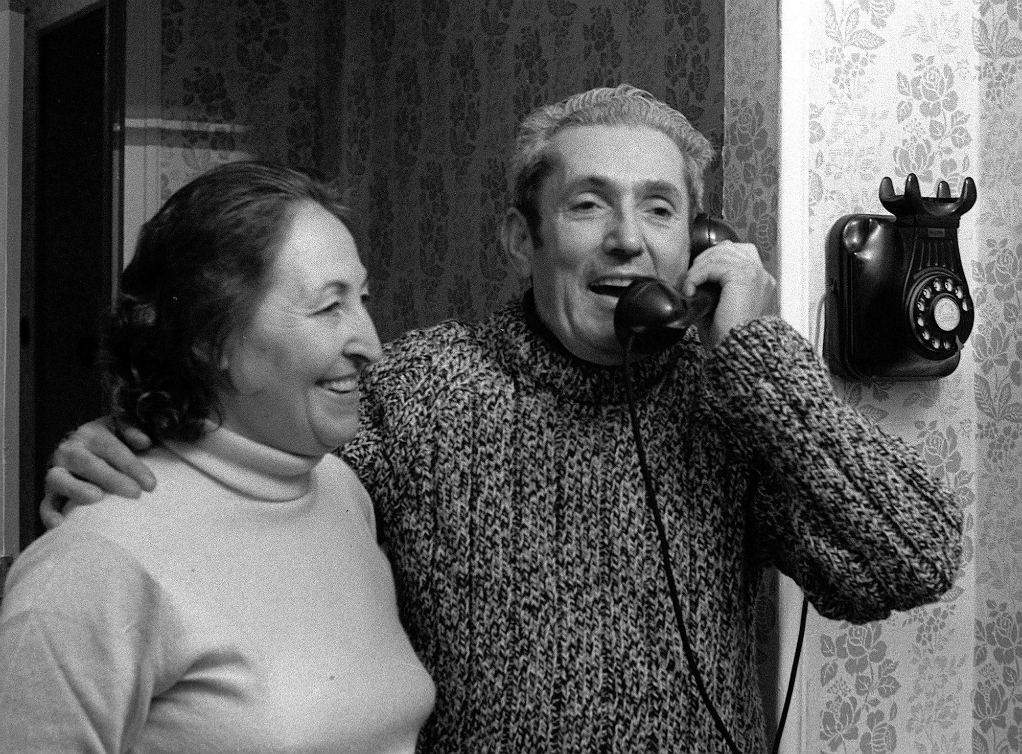 MADRID, 30/11/1975.- El dirigente de CC.OO. condenado en el "Proceso 1001", Marcelino Camacho, acompañado de su esposa, Josefina Samper, atiende una de la numerosas llamadas de teléfono que recibió en su domicilio, con motivo de la salida de prisión del dirigente sindical, en aplicación de un indulto real.