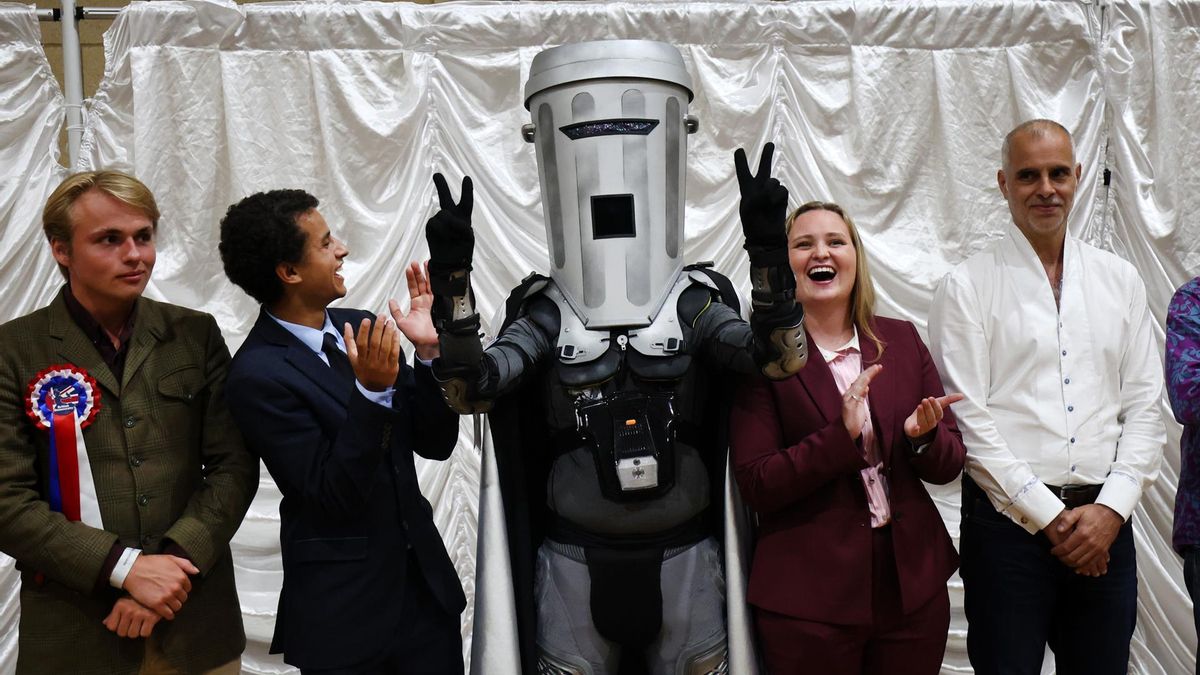 Count BinFace celebra haber logrado el segundo lugar en Clacton, por detrás de Nigel Farage, el 14 de agosto de 2026.