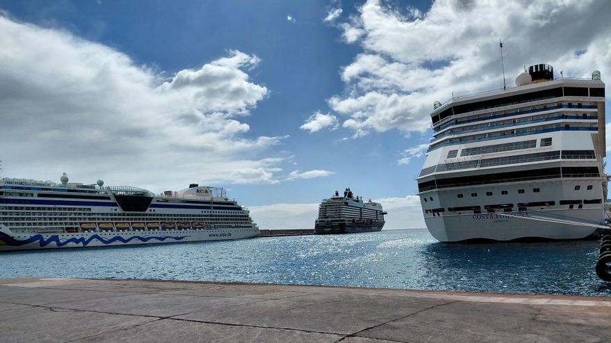 Los buques  de crucero Mein Schiff 7,  Aidaluna y  Costa Fortuna, este martes, en el puerto de Santa Cruz de La Palma.