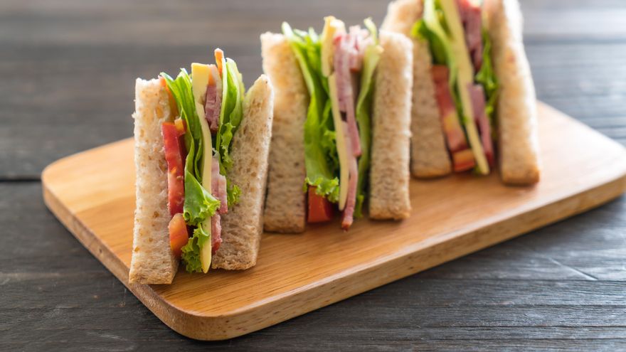 Con fruta, vegetales crudos o mostaza: tres combinaciones sorprendentes para un sándwich de queso parmesano