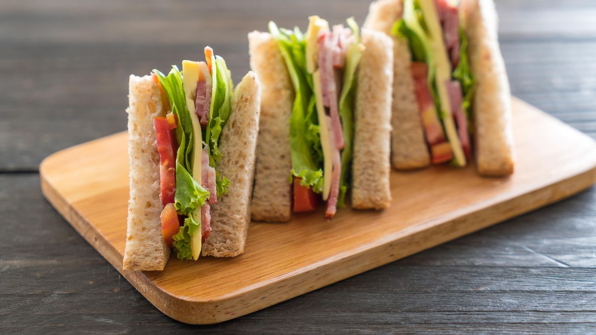 Con fruta, vegetales crudos o mostaza: tres combinaciones sorprendentes para un sándwich de queso parmesano