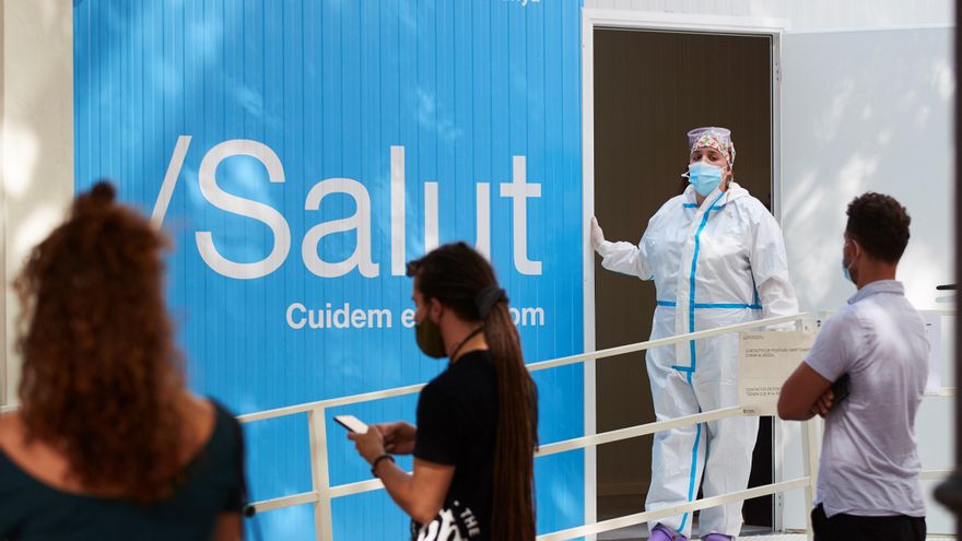 Varias personas esperan para hacerse una PCR ante un centro de atención primaria (CAP) del centro de Barcelona, en una fotografía de archivo. EFE/Alejandro García.