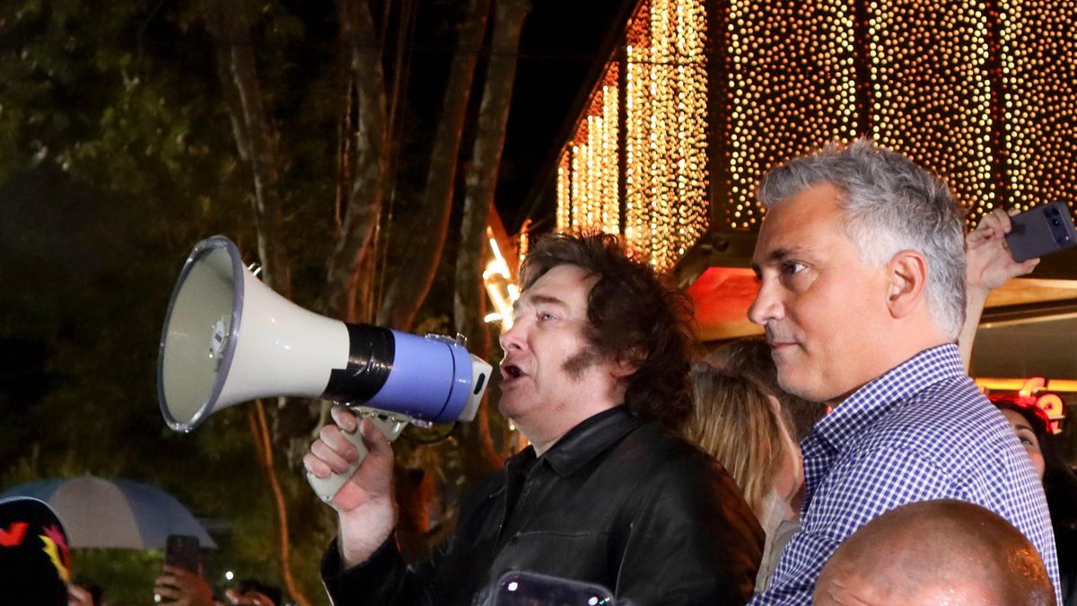 El presidente Javier Milei junto a Sebastián Pareja, presidente de La Libertad Avanza en la provincia de Buenos Aires.