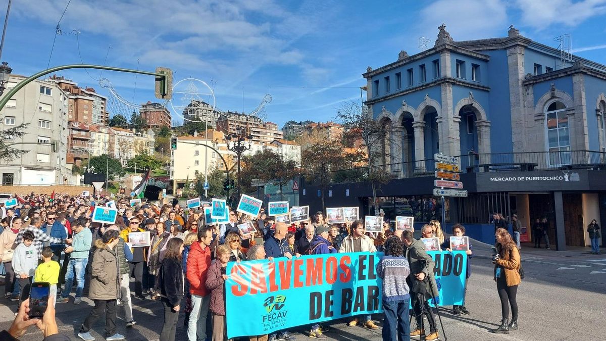 La manifestación en favor del Mercado de Puertochico donde se instalará un McDonald's.