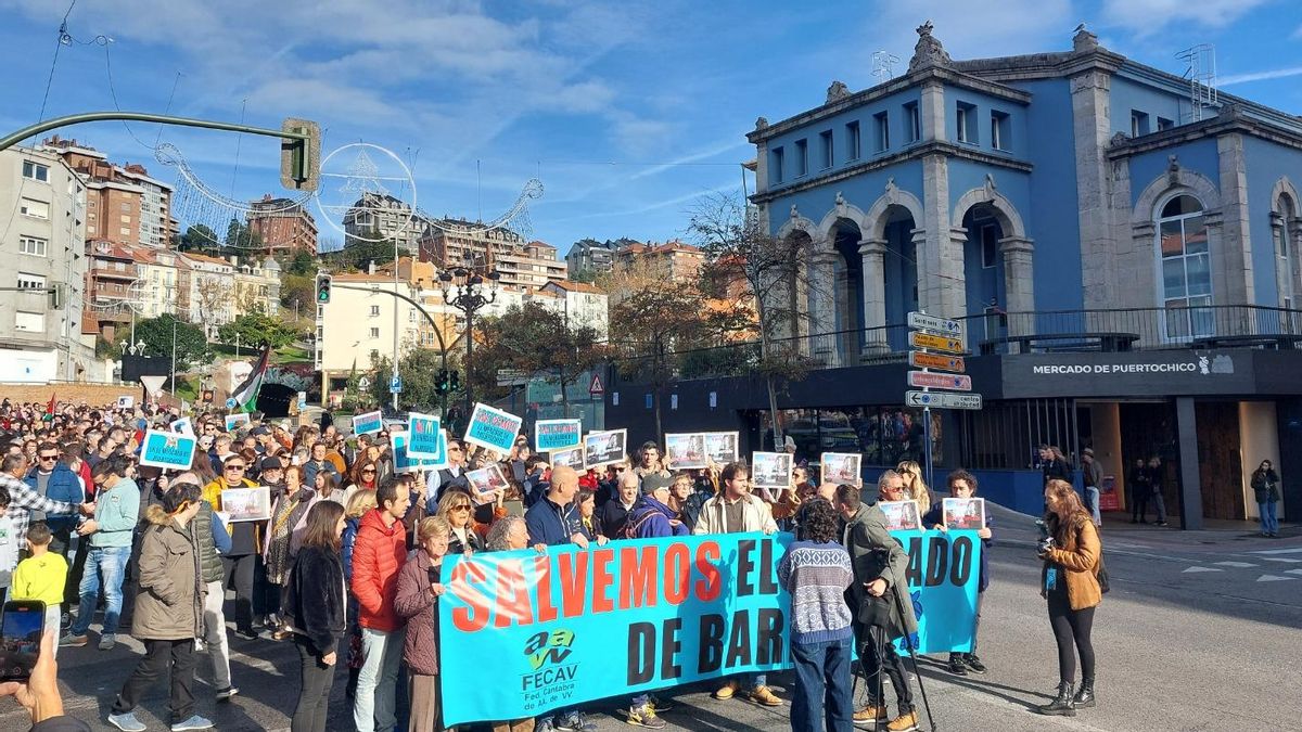 Vecinos de Puertochico recogen casi más de 5.000 firmas contra la instalación del McDonald's en el mercado municipal