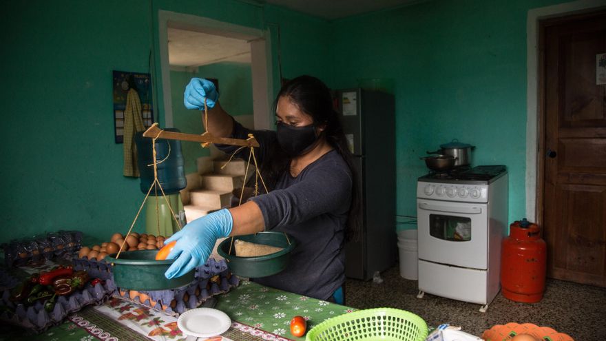 Guatemala es uno de los países más pobres del continente y según organismos internacionales, el 59 por ciento de sus 16 millones de habitantes viven bajo el umbral de la pobreza y cada mes tienen problemas para adquirir la Canasta Básica de Alimentos. EFE/Esteban Biba/Archivo